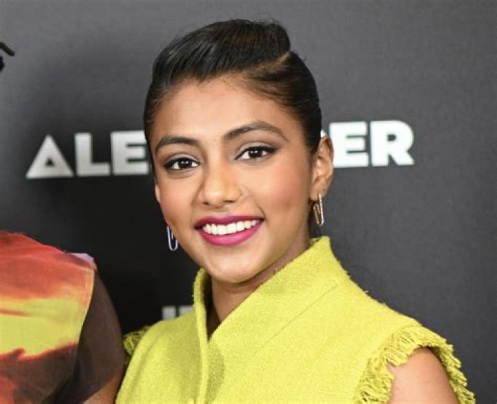 How tall is Charithra Chandran