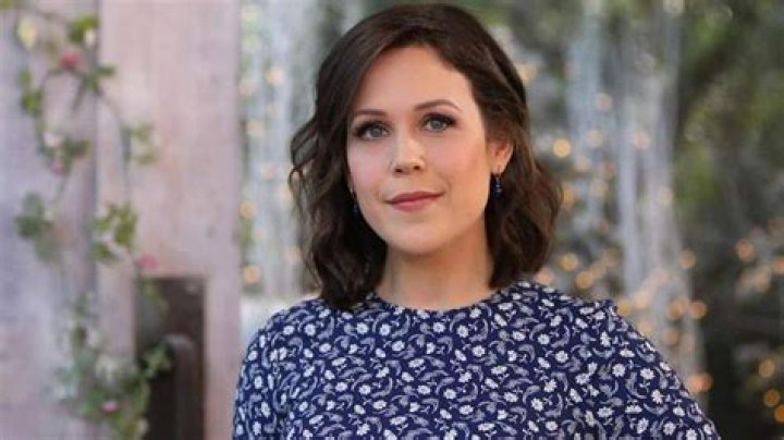 How tall is Erin Krakow