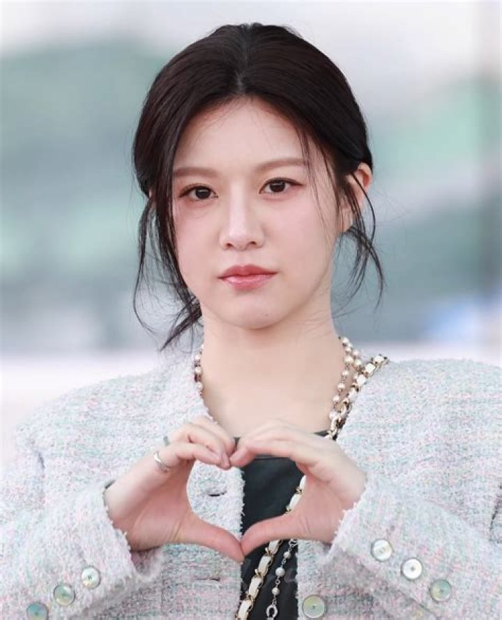 How tall is Jean Yoon