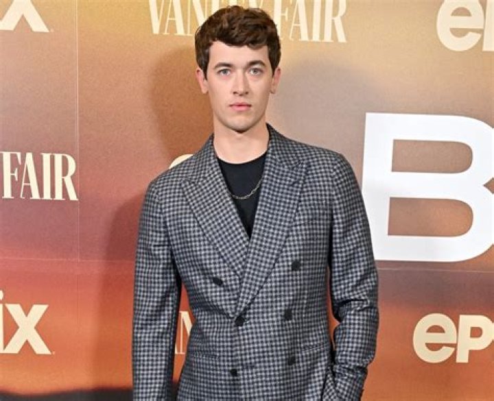 How tall is Tom Blyth